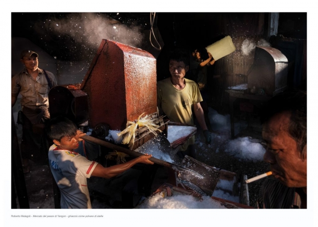 Roberto Malagoli - Mercato del pesce di Yangon - ghiaccio come polvere di stelle